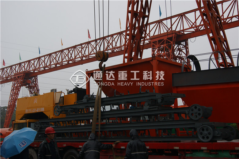云南客戶履帶式翻堆機發貨現場